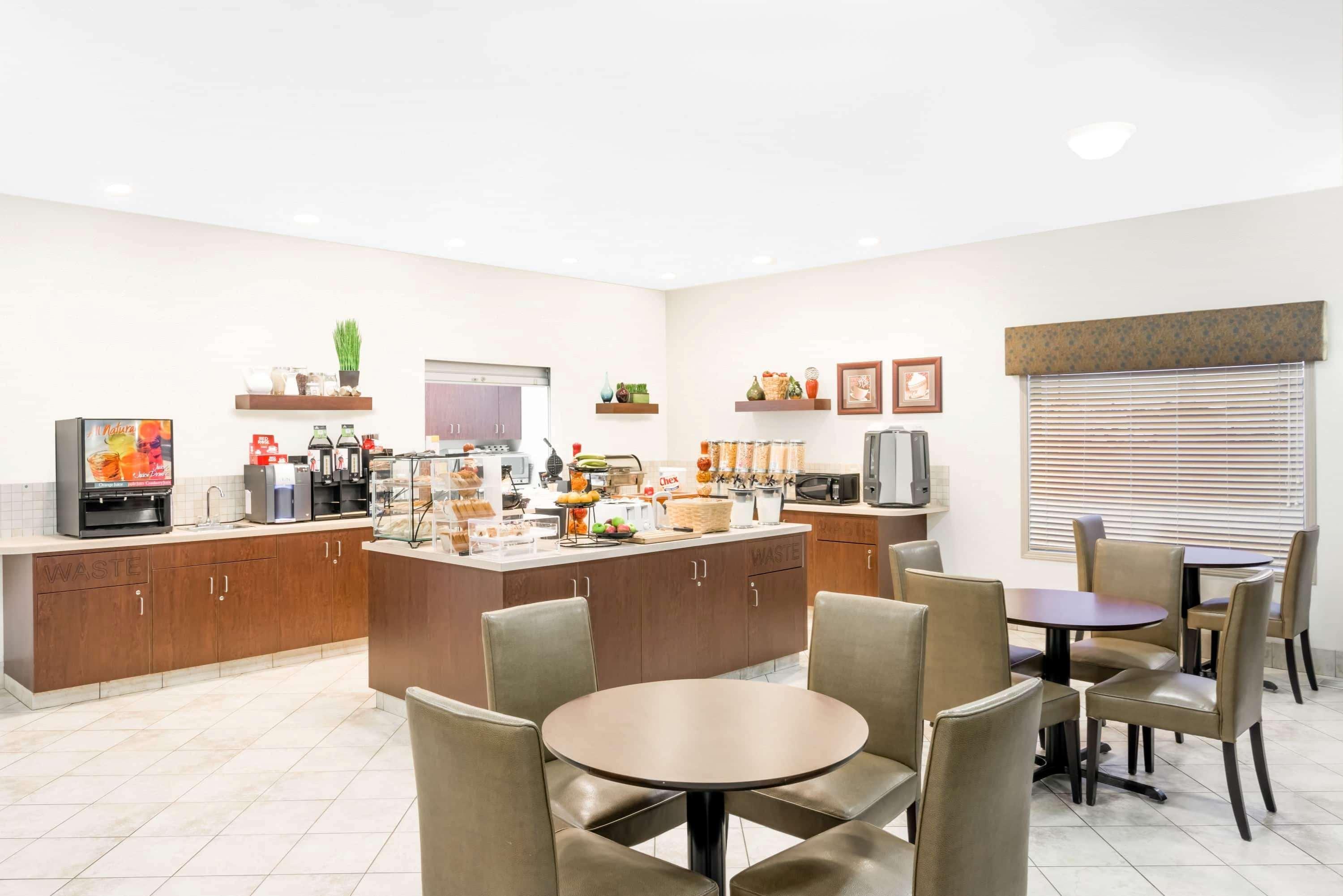 Ramada By Wyndham Olds Hotel Luaran gambar