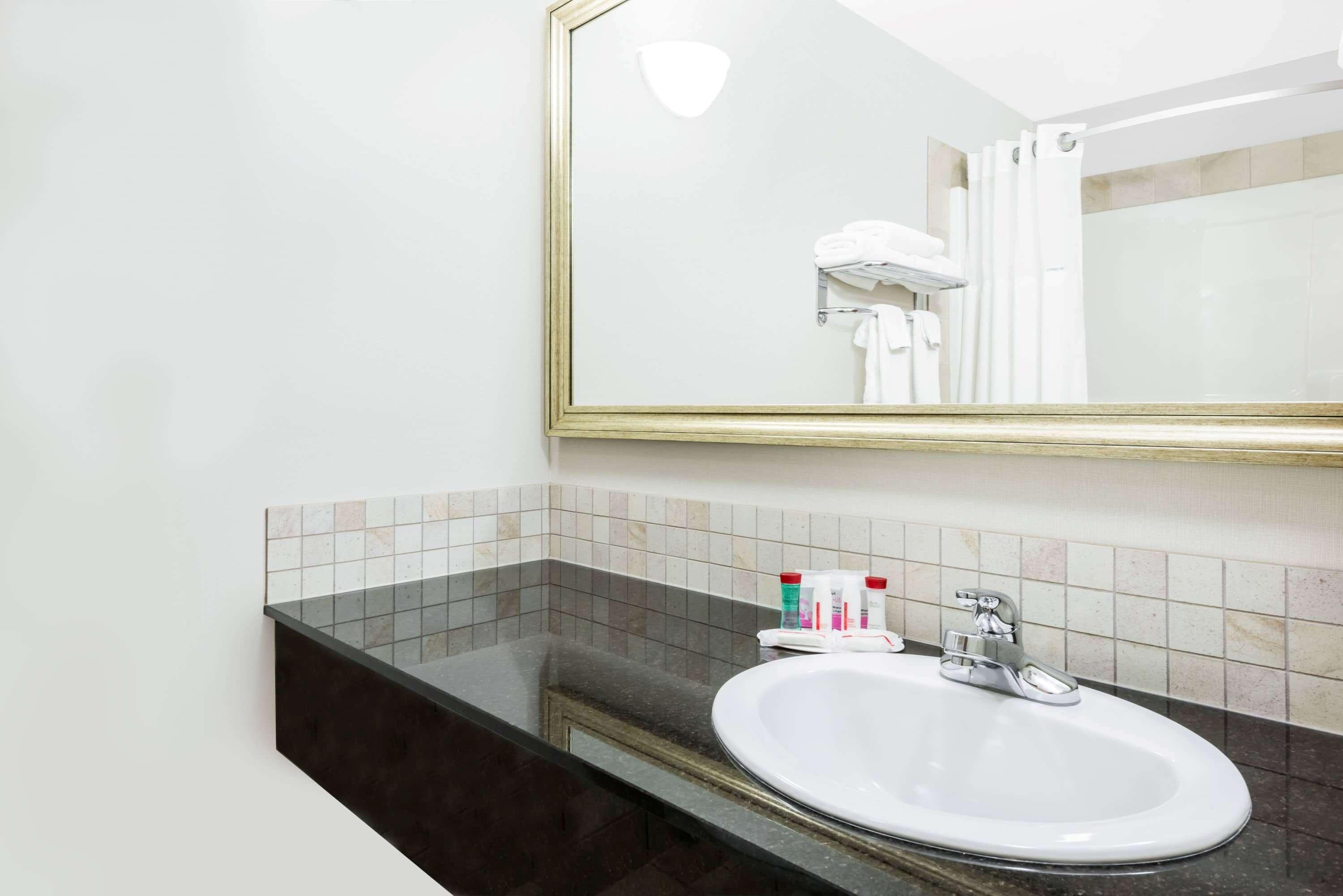 Ramada By Wyndham Olds Hotel Luaran gambar