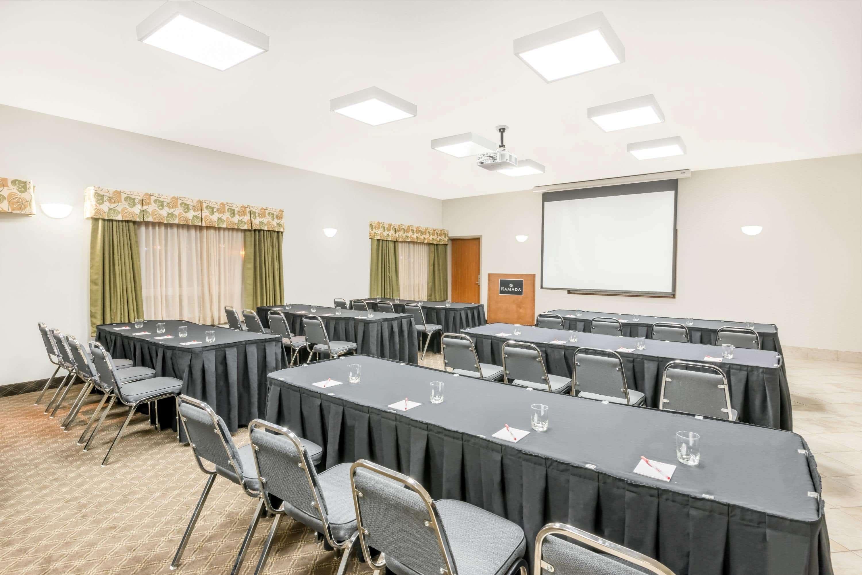 Ramada By Wyndham Olds Hotel Luaran gambar